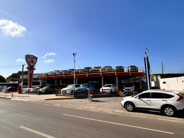 Local comercial de 2 niveles en Av. Estrella Sadhalá, Santiago