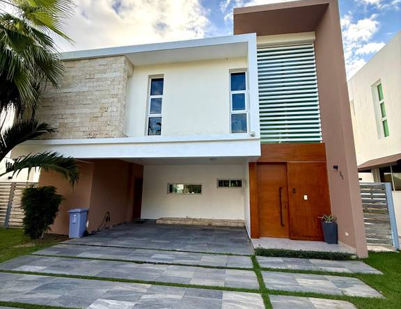 Casa completamentamente amueblada en alquiler en proyecto cerrado en Llanos de Gurabo, Santiago