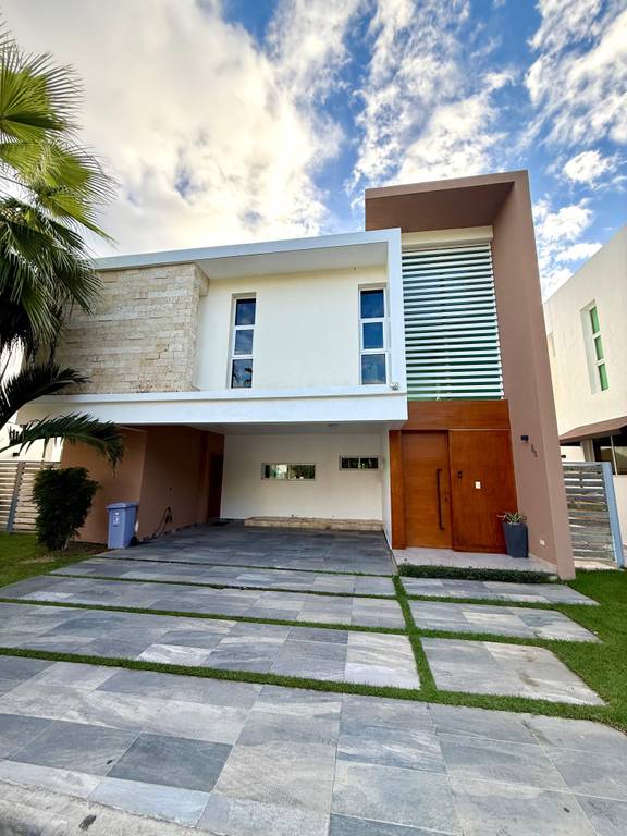 Casa completamentamente amueblada en alquiler en proyecto cerrado en Llanos de Gurabo, Santiago