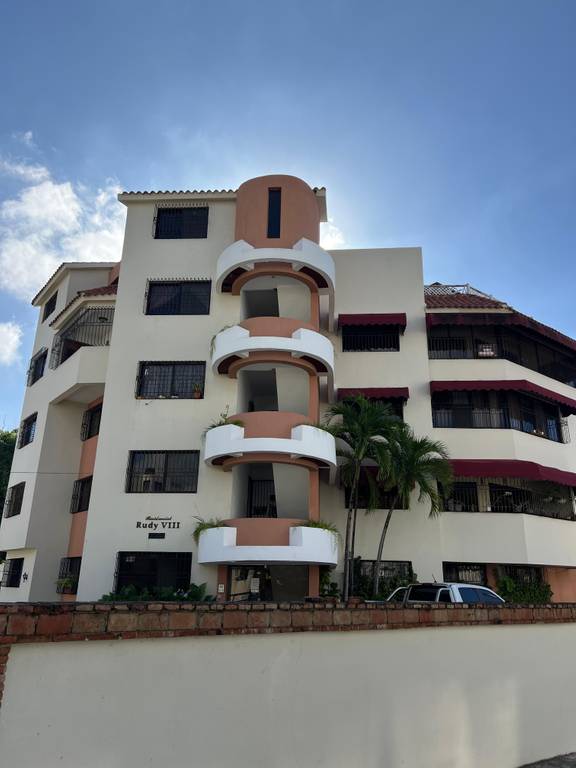 Apartamento Ubicado en un Tercer Nivel: Confort y Amplitud