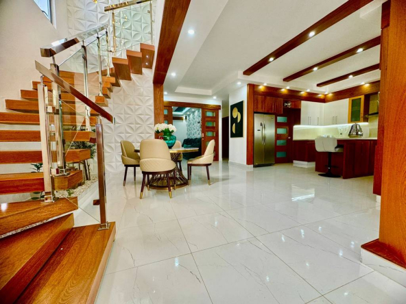 Casa de 3 niveles ubicada en Cerro Alto, Santiago